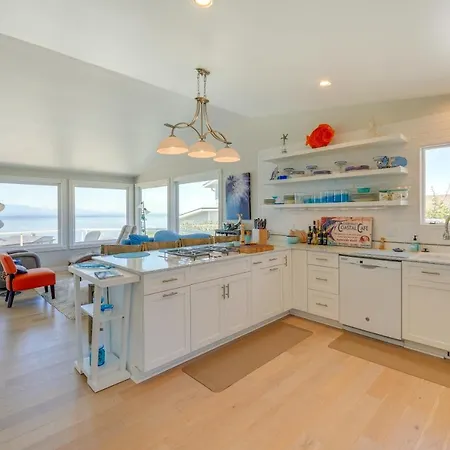 Stunning Home In Coupeville With Deck And Beach Access Exterior photo
