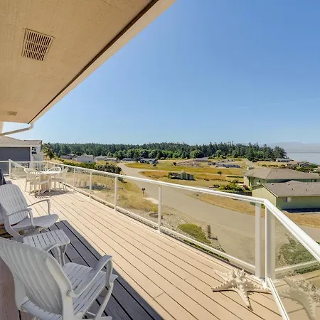 Stunning Home In Coupeville With Deck And Beach Access Exterior photo