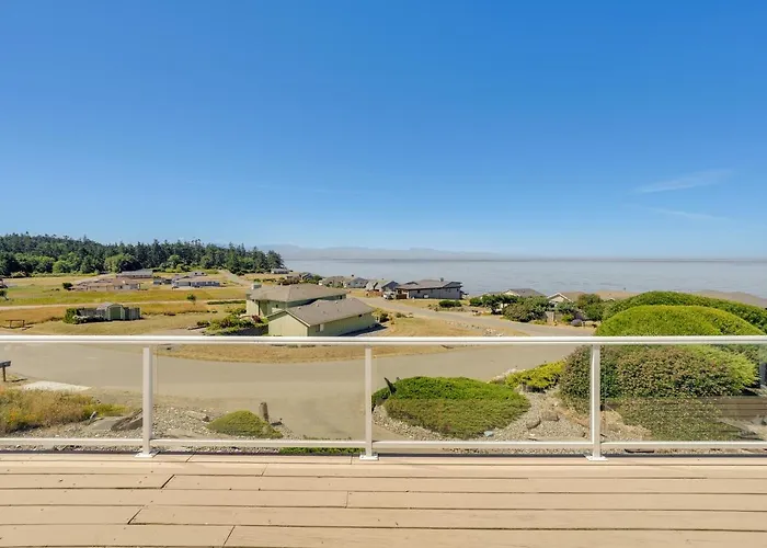 Stunning Home In Coupeville With Deck And Beach Access